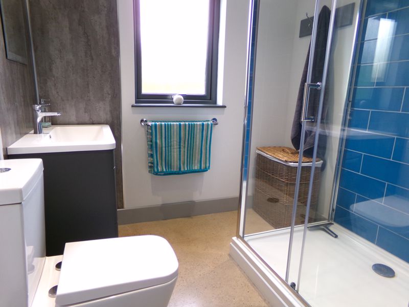 Master En-suite- click for photo gallery